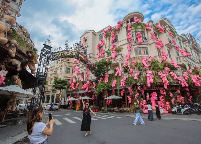 Quán cà phê gấu bông tại HCM được trang trí với hơn 300 chú gấu hồng