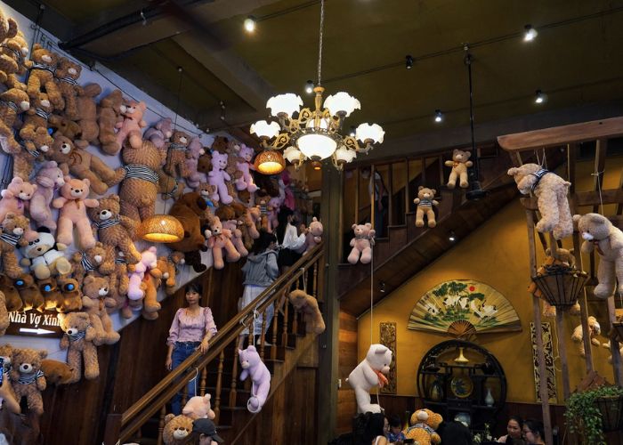 Góc cầu thang gỗ cổ điển được phủ kín gấu bông