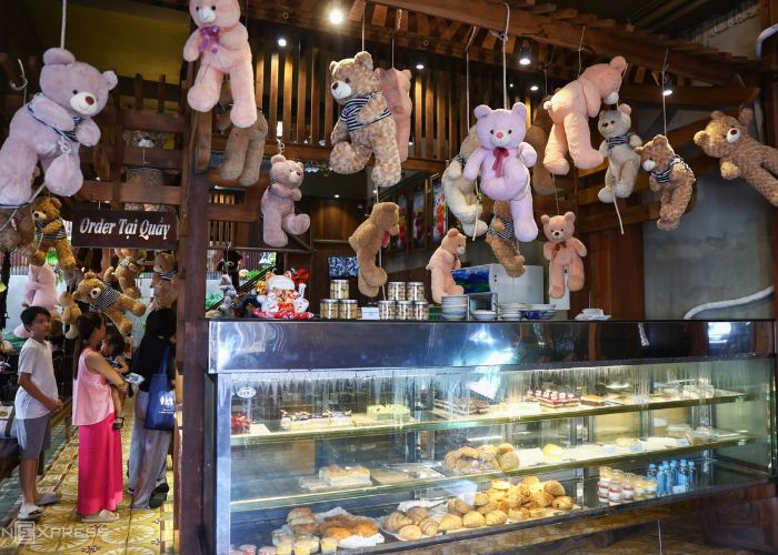 Quán cafe gấu bông HCM có menu đồ uống và bánh ngọt rất đa dạng