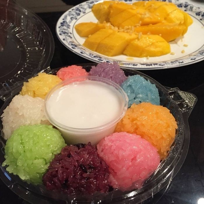 Quán xôi xoài ngon tại Thái Lan với phần xôi nhiều màu bắt mắt