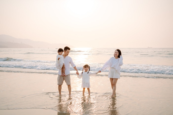 Mặc trang phục tương đồng về màu sắc lên hình sẽ đẹp hơn Dáng chụp ảnh đẹp ở biển cùng gia đình