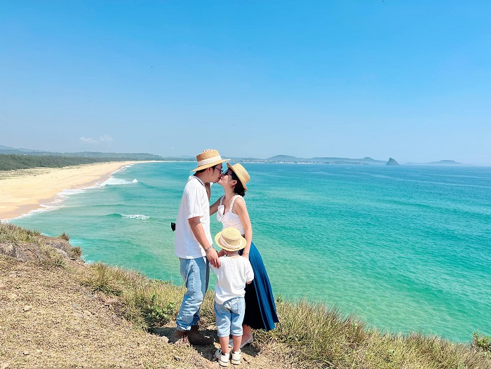 Dáng chụp ảnh đẹp ở biển cùng gia đình hút triệu like