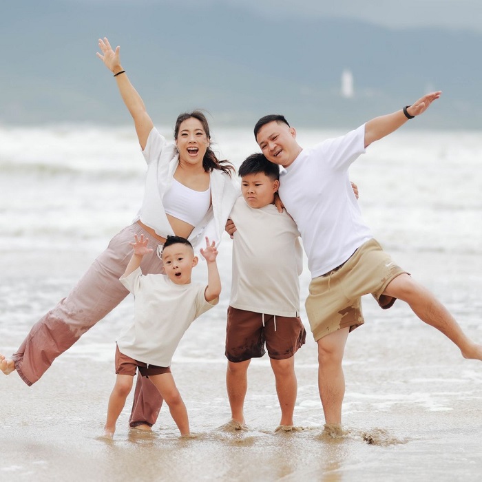 Dáng chụp ảnh đẹp ở biển cùng gia đình với style tình thương mến thương