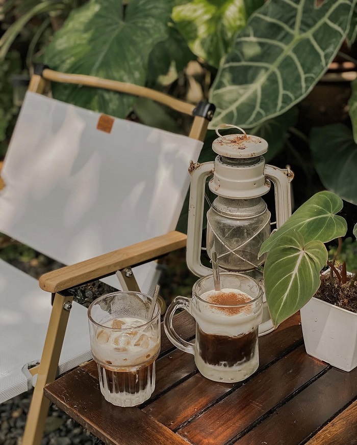 Quán cà phê chụp ảnh mùa thu Hà Nội tràng ngập cây xanh