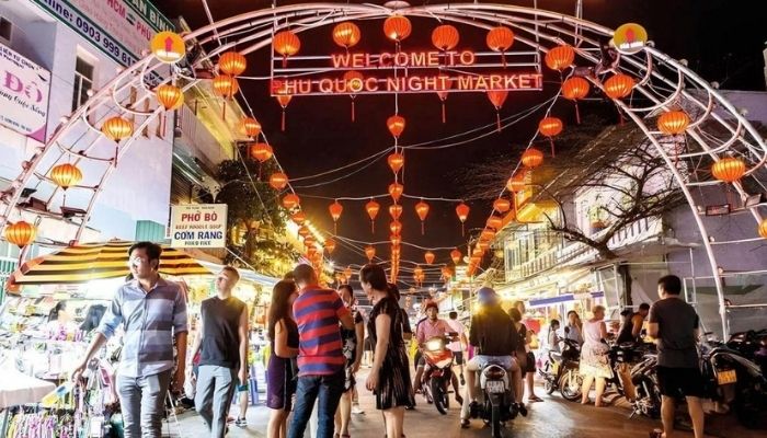 Khung cảnh sầm uất của chợ đêm Phú Quốc