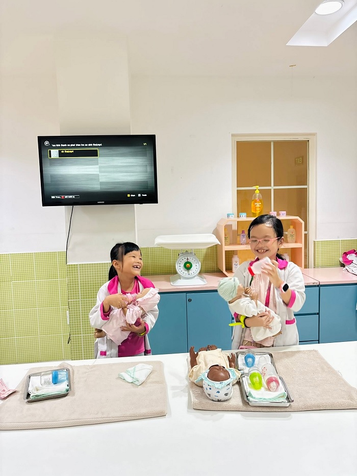 Các bé được vui chơi và trải nghiệm nhiều ngành nghề khác nhau tại khu vui chơi ở Sài Gòn cho trẻ em