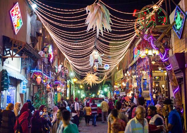 Trong thời gian diễn ra lễ hội Ai Cập - Ramadan, khắp đường phố rực rỡ đèn lồng - Ảnh: Jakada Tours Egypt