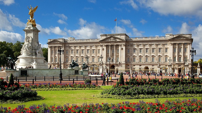 Cung điện Buckingham của Hoàng gia Anh xa hoa lộng lẫy như thế nào?