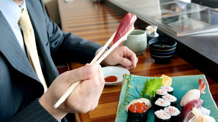 nguyên tắc trên bàn ăn của người Nhật