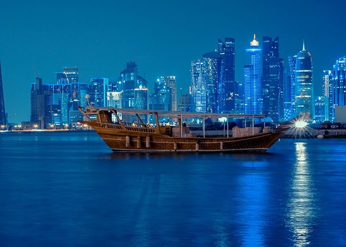 Chiêm ngưỡng đường chân trời của Doha từ một chiếc thuyền khi du lịch Qatar