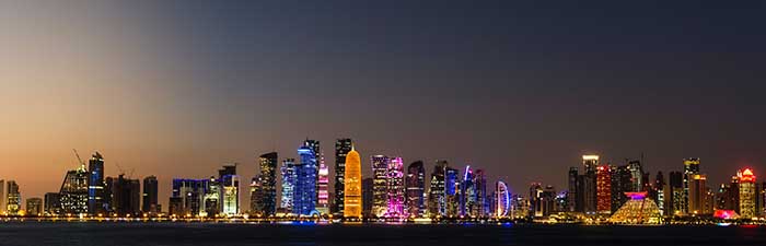 Chiêm ngưỡng đường chân trời của Doha từ một chiếc thuyền khi du lịch Qatar