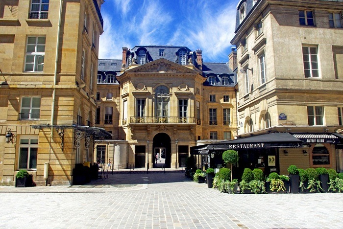 Quảng trường Place de Valois là cảnh đẹp Paris