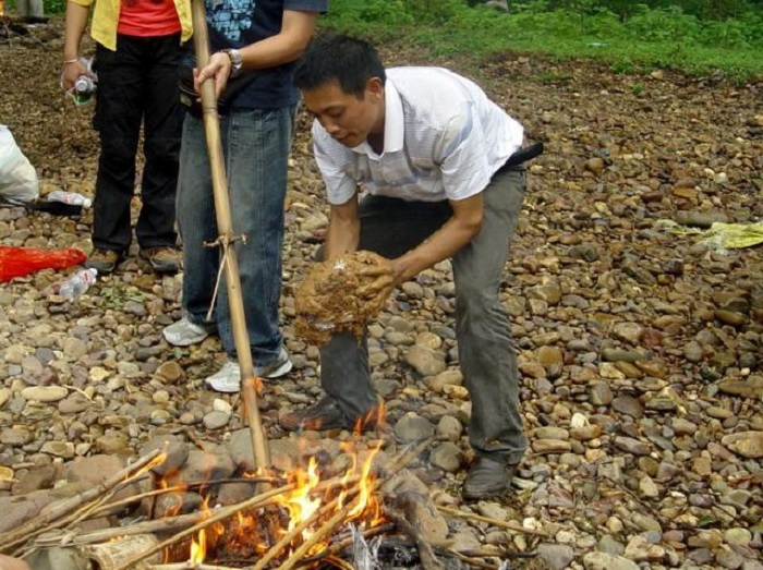 Nướng gà ăn mày theo kiểu truyền thống