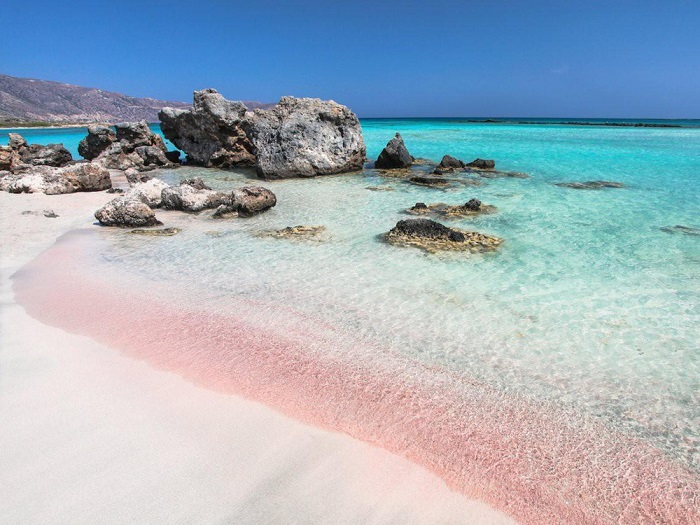 Một trong những bờ biển khỏa thân nổi tiếng thế giới là Bãi biển Đỏ, Crete ở Hy Lạp