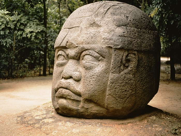 Giải mã những bức tượng đá đầu người khổng lồ nổi tiếng thế giới