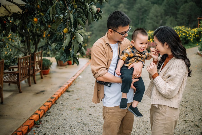 Bộ ảnh gia đình Đà Lạt sẽ là một kỷ niệm đáng nhớ và ngọt ngào với bất kỳ ai. Với không gian thiên nhiên tuyệt đẹp, những công trình kiến trúc độc đáo và cảm giác yên bình, Đà Lạt là nơi lý tưởng để chụp ảnh cùng gia đình. Hãy để chúng tôi giúp bạn lưu giữ những khoảnh khắc đáng nhớ nhất bằng những bức ảnh đẹp nhất!