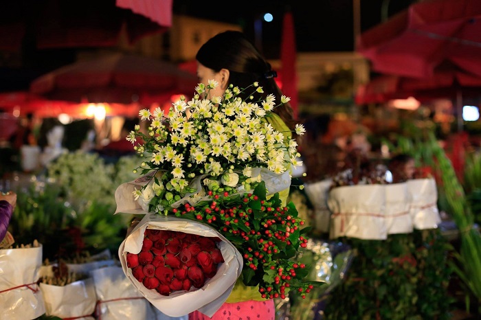 hà nội về đêm ở chợ hoa quảng an