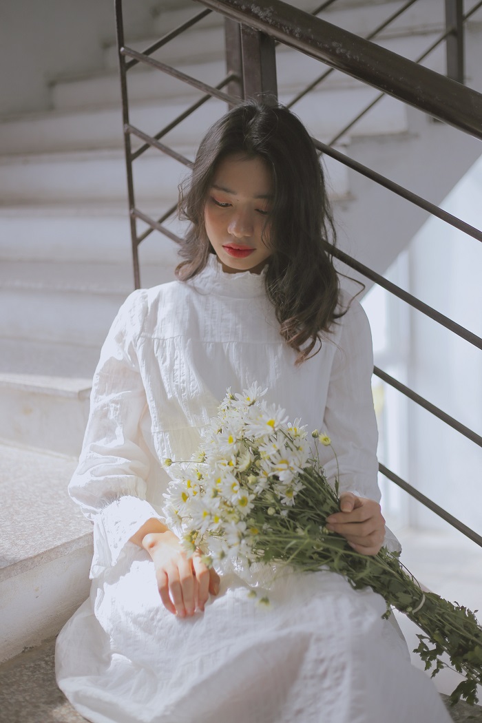chụp ảnh với cúc họa mi bằng cách phối đồ ton-sur-ton