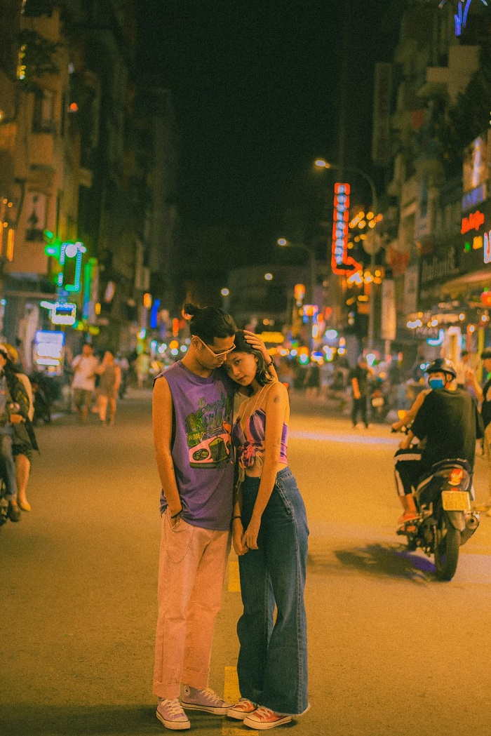 Du khách đến Sài Gòn không thể bỏ qua cảnh đêm lung linh với đèn neon và ánh đèn phố. Đây là một thảm cảnh đẹp không thể bỏ lỡ khi ghé thăm thành phố này. Hãy cùng đến với hình ảnh tuyệt đẹp của Sài Gòn đêm và sống đầy đủ khoảnh khắc này thông qua ống kính.