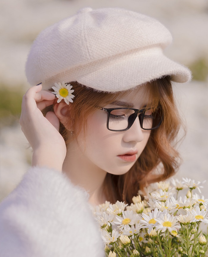 chụp ảnh với cúc họa mi bằng cách tạo dáng cài hoa lên tóc