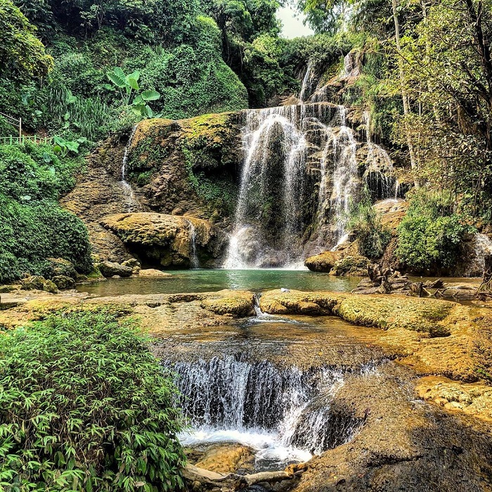 Mu Hoa Binh waterfall