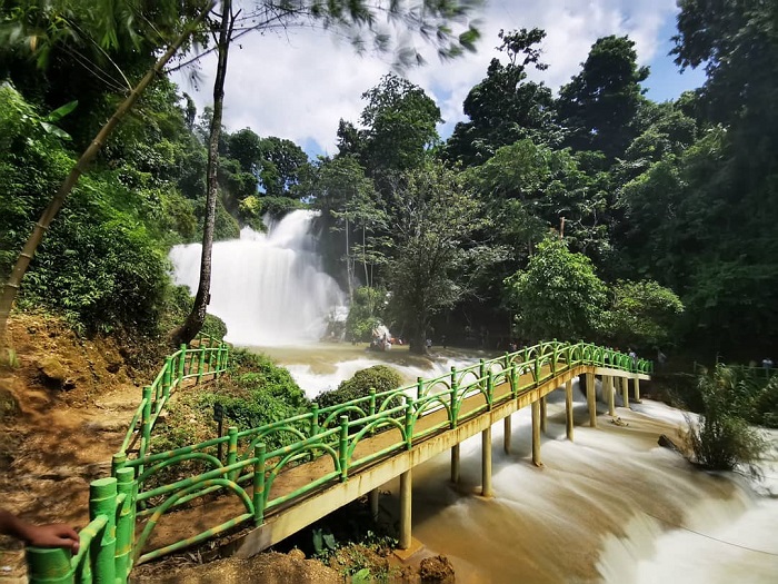 Mu Hoa Binh waterfall
