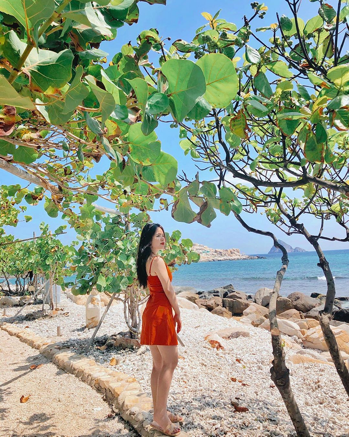 The 4 most beautiful islands in the North, the check-in paradise of young people Walk along the beach. Photo: chudu24