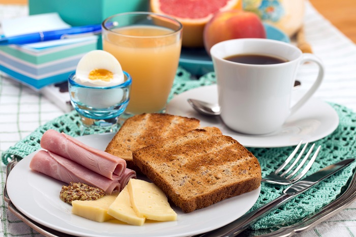 Bữa ăn sáng của người Tây Ban Nha khá nhẹ nhàng, thông thường là một tách cafe nóng với một vài lát bánh mì...