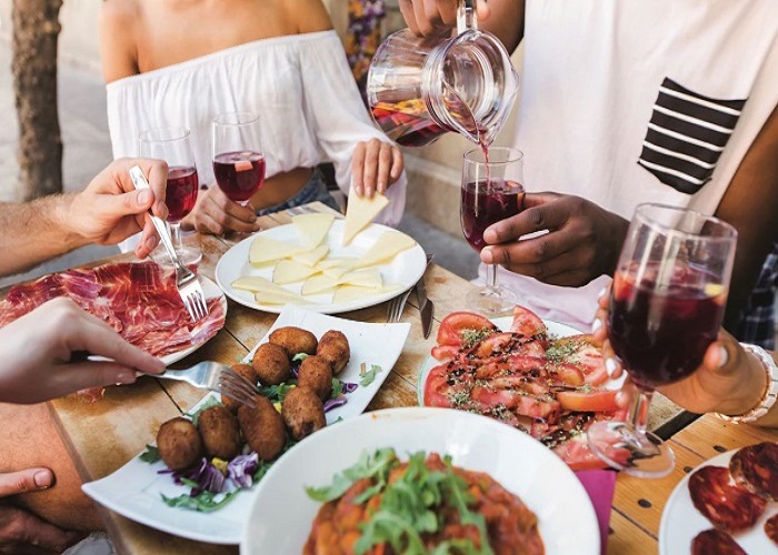 Có đến hàng nghìn loại tapas khác nhau của ẩm thực Tây Ban Nha để bạn tha hồ thưởng thức. Ảnh: contiki