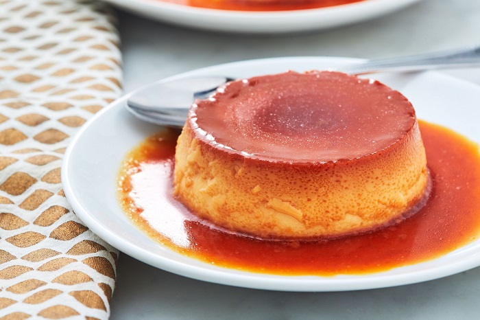 Món tráng miệng cho bữa trưa thường sẽ là bánh flan - một trong những món ăn vặt phổ biến nhất của ẩm thực Tây Ban Nha