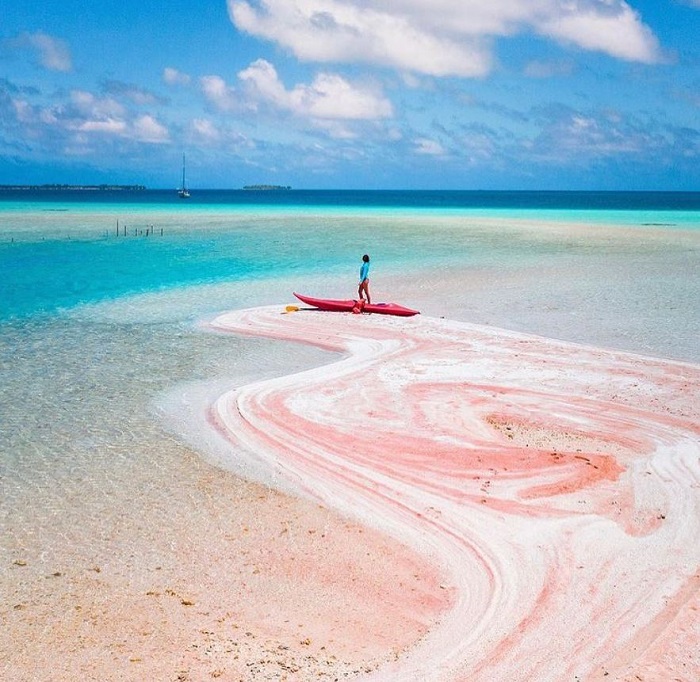 bãi biển màu hồng ở Pháp