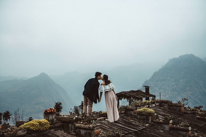 Nếu hai bạn đều là những người yêu cảnh đẹp thiên nhiên, núi rừng thì hãy rủ người kia của mình đi cắm trại trên núi và cầu hôn. Ảnh: travelmag.vn