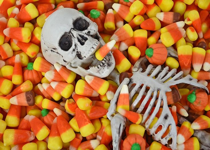 Kẹo ngô là món ăn Halloween truyền thống mà bất cứ ai cũng yêu thích, cho dù là người lớn hay trẻ em