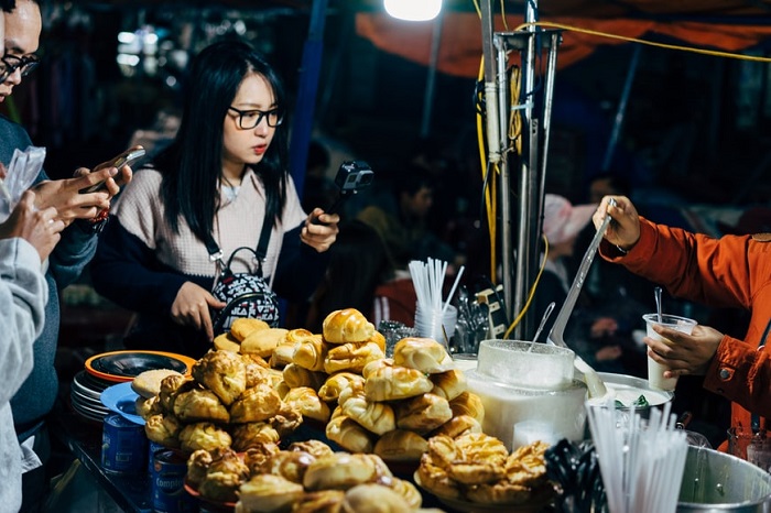 Thưởng thức đặc sản địa phương và đường phố. Ảnh: Markus Winkler
