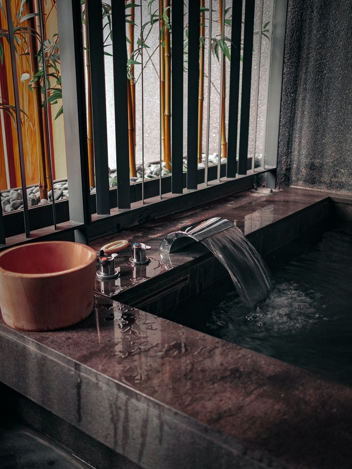 Tắm khoáng Onsen. Ảnh: Unsplash