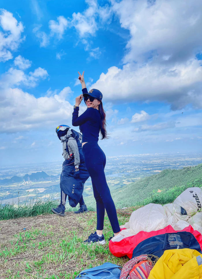 nhảy dù đồi bù: Trang chia sẻ rằng cô thấy thời gian phù hợp nhất để nhảy dù đẹp ở đây là từ tháng 10 tới tháng 11.