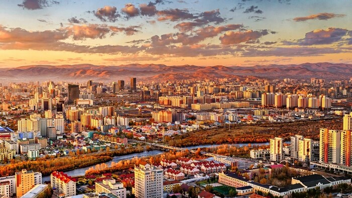 Ulaanbaatar là thủ đô của Mông Cổ, nơi nổi tiếng với vị trí địa lý đặc biệt khi nằm bên trong một thung lũng có độ cao khoảng 1.300 m và được bao quanh bởi 4 ngọn núi linh thiên