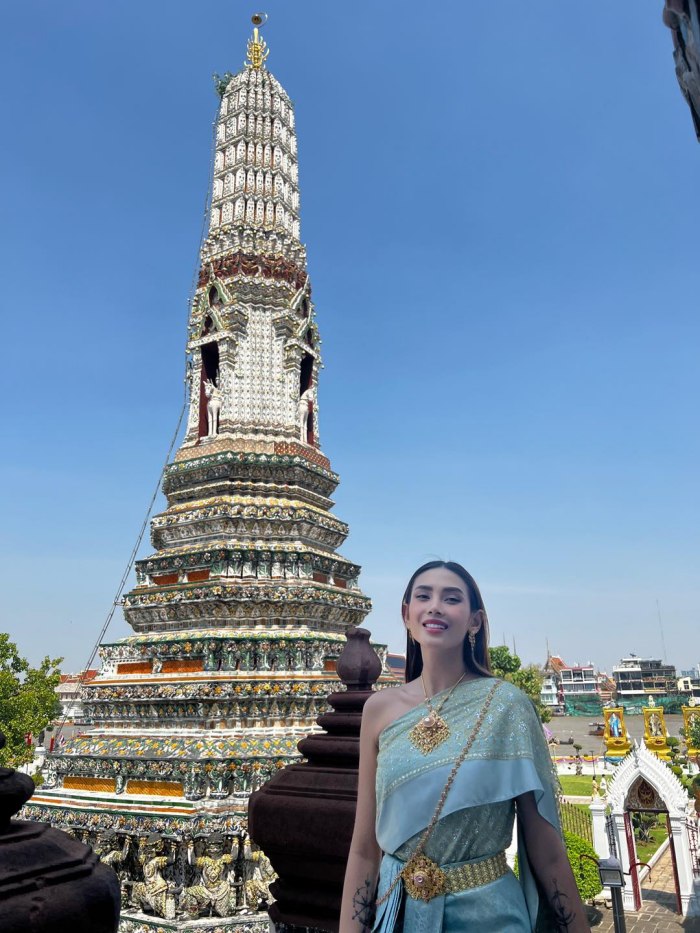 Cô nàng khám phá ngôi chùa được coi là biểu tượng của thủ đô Băngkok. Ảnh: Internet