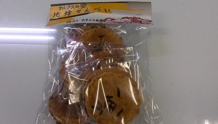 bánh quy ong của Nhật Bản được đóng gói cẩn thận