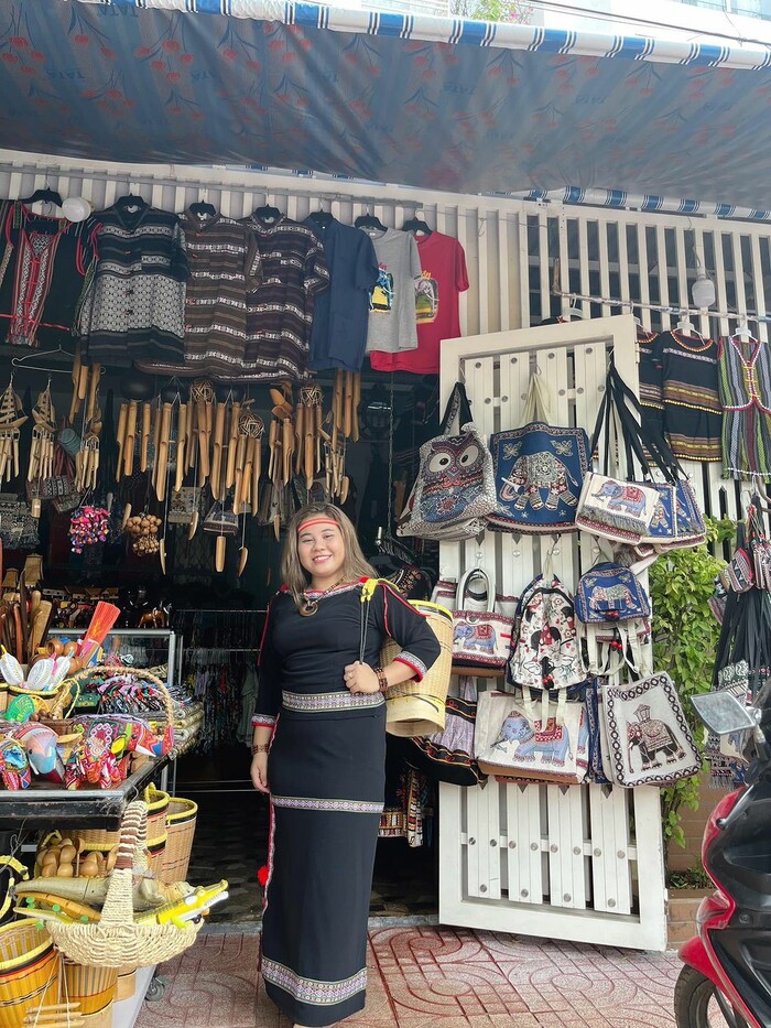 quầy bán đồ lưu niện ở buôn Ako Dhông Đắk Lắk 
