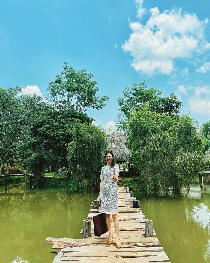 cây cầu gỗ bắc ngang hồ nước ở buôn Ako Dhông Đắk Lắk 