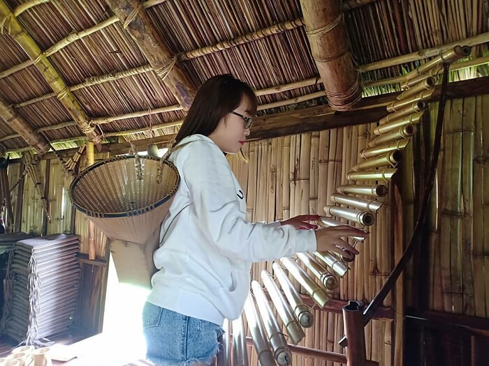 các nhạc cụ bên trong nhà dài ở buôn Ako Dhông Đắk Lắk 