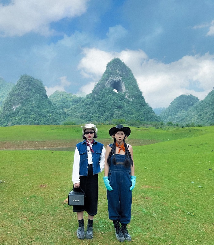Núi Thủng là điểm du lịch đẹp không kém đồi cỏ cháy Cao Bằng