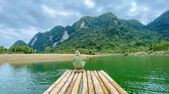 Trải nghiệm ngồi thuyền ngoa du quanh hồ Nong Dùng khi du lịch Hữu Liên Lạng Sơn