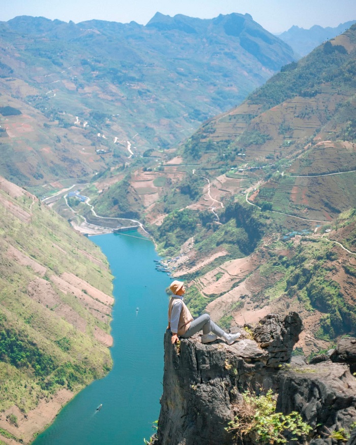 Từ trên đèo Mã Pí Lèng khách du lịch Mèo Vạc Hà Giang có thể chiêm ngưỡng dòng sông Nho Quế phía dưới