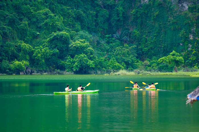 Đừng bỏ qua trải nghiệm chèo thuyền kayak khi vi vu hồ Nong Dùng Lạng Sơn
