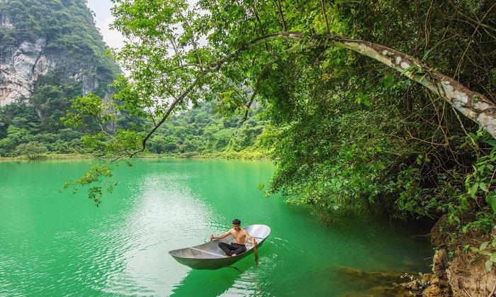 Cảm giác ngồi lênh đênh trên thuyền khám phá lòng hồ Nong Dùng Lạng Sơn mới thú vị làm sao