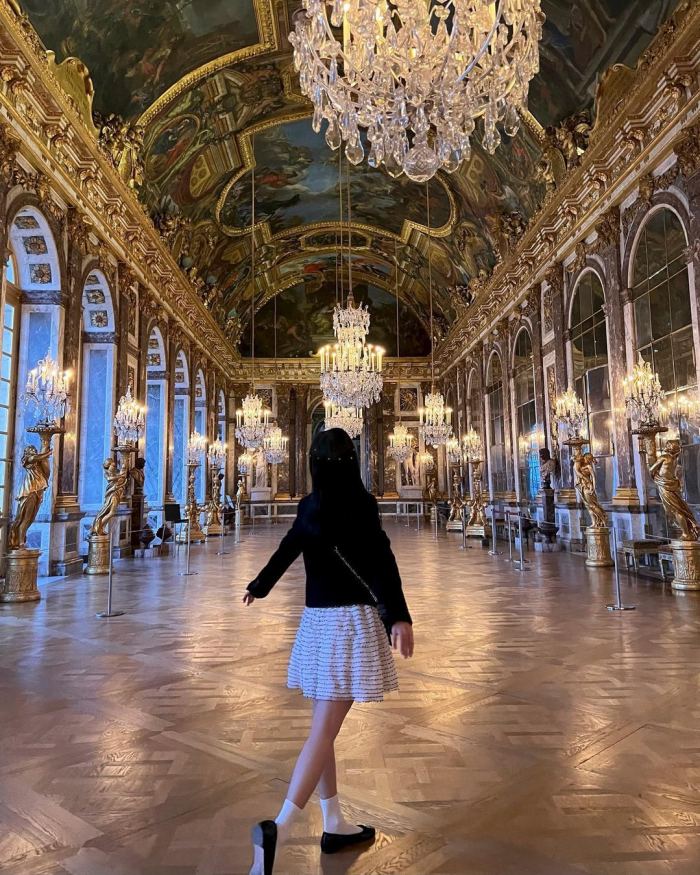 Jisoo khám phá cung điện Versailles phòng gương 