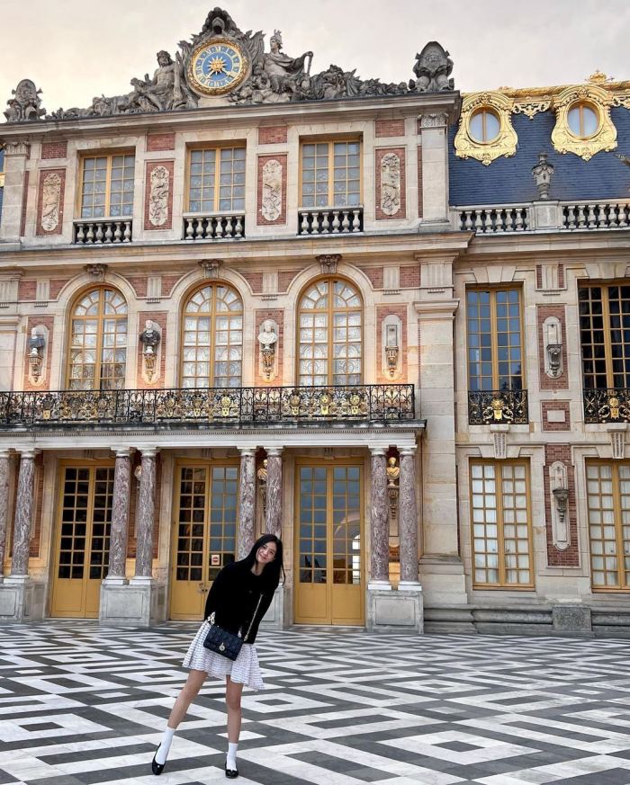 Jisoo khám phá lâu đài Versailles 