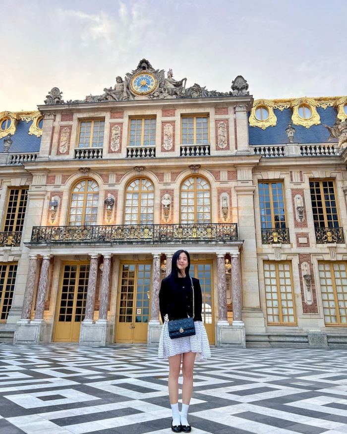 Jisoo khám phá cung điện Versailles 